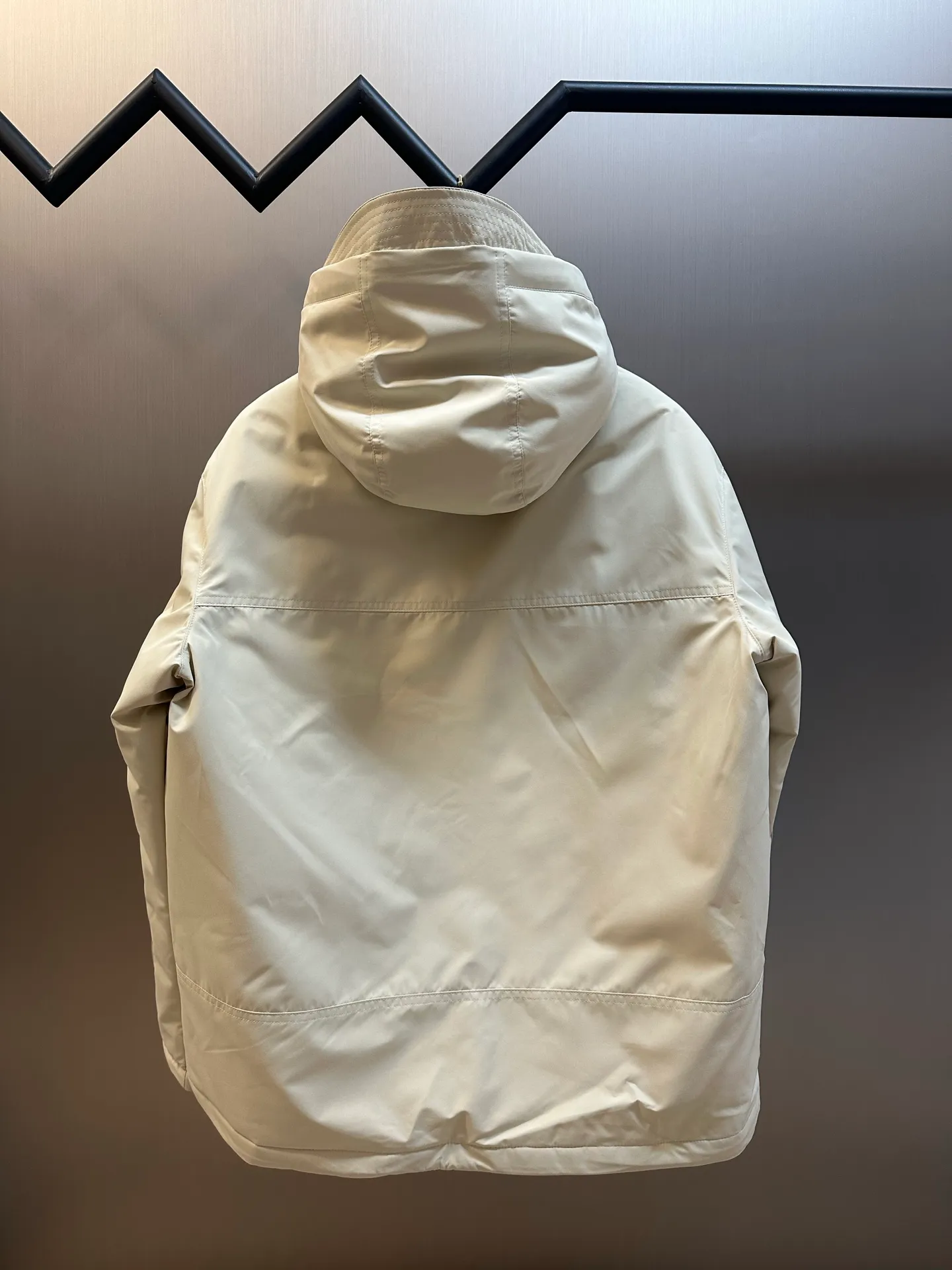P970 Ralph Lauren logo hooded down jacket. The density of high-density nylon taffeta is about 210T-300T. The surface is smooth and slightly matte. It has excellent windproof and waterproof performance (with DWR water-repellent treatment). It has strong wrinkle resistance and is easy to care for. It is in line with the positioning of American casual "durable and practical".  The inner lining is made of 100% polyamide. The high-density and tight weaving process prevents fine lint from getting out of the gaps in the fabric. The smooth surface improves the putting on and taking off experience, and the excellent wear and tear resistance ensures damage caused by frequent use, while the light and soft texture does not affect the overall weight.  It uses 90 white duck down with a weight of 220g to ensure excellent thermal insulation performance. After strict screening and processing, the velvet is not easily drilled, ensuring durability. The classic jacket has a slightly loose fit, with slightly dropped shoulder lines (the shoulder width is 1-2cm wider than the standard fit). The length reaches the hips, and the sleeves are slightly tapered straight sleeves, taking into account freedom of movement and casual style.  The adjustable Velcro on the cuffs allows you to freely adjust the tightness according to the thickness of your wrist and personal preferences, effectively preventing cold wind from intruding, and improving the warmth performance. Two zippered pockets on the front are convenient for placing frequently used items, and the zipper design ensures that items are not easily lost. A built-in pocket on the left side of the chest provides a safe storage space for some small private items.  The drawstring design at the hem allows you to adjust the shape of the jacket according to your body shape and dressing needs. Whether it is loose and casual or slim and neat, you can easily control it.  Polo horse logo on the left chest: flat satin stitch embroidery (satin embroidery), using 100% polyester high color fastness embroidery thread (the color number is consistent with the brand's standard red color card), the stitch density is 12-15 stitches/cm, the outline of the horse logo is clear, and the details of the rider and horse are burr-free. Precise positioning through the template (12cm from the bottom of the collar and 8cm from the placket) ensures symmetry and centering.  size：s m l xl